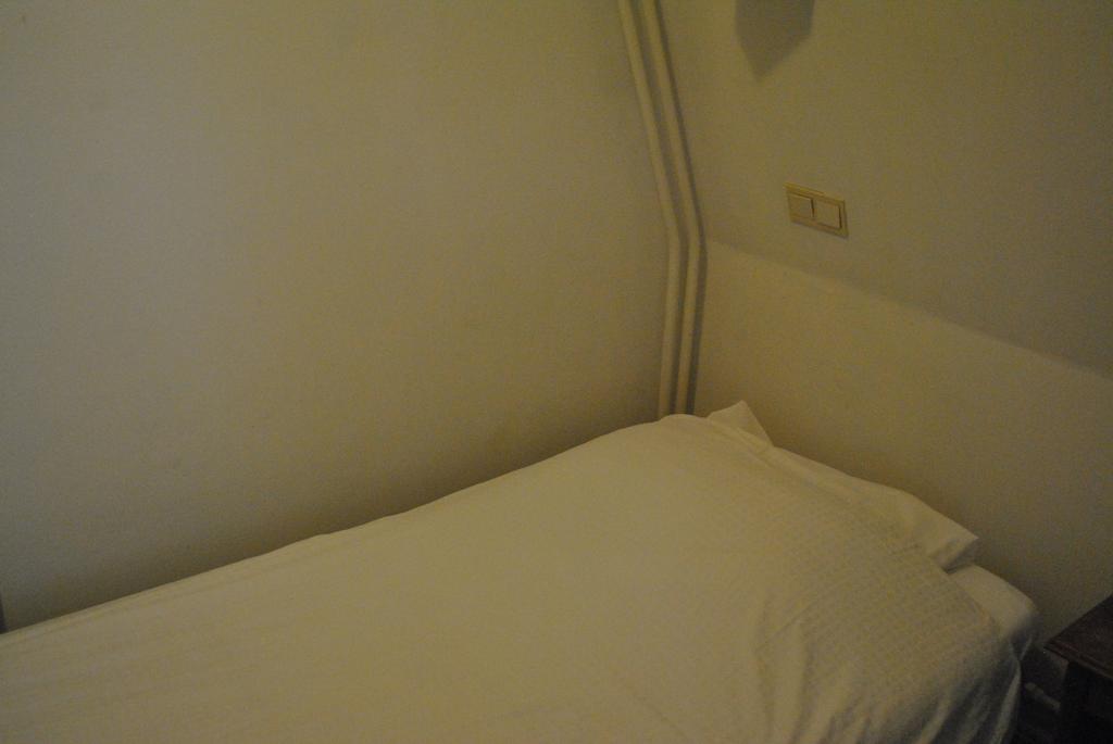 Hotel De Halve Maan Bovenkarspel Habitación foto